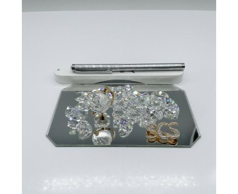 This set comprises an SCS pen in its case, the Swarovski Crystal Memories Classic Globe in its original box, a black velvet b