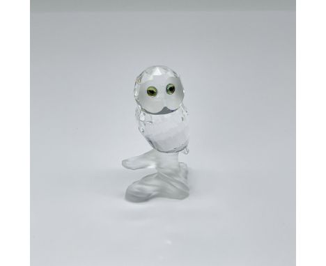 Belonging to the Up in the Trees collection, this figurine features clear crystal with a frosted face, elegantly perched on a
