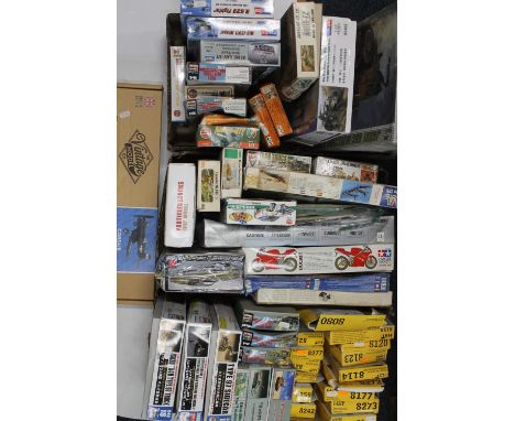 Hasegawa, Trumpeter, Hat, Airfix, Revell and other model kits to include Isuzu TX40 type 97 Truck, Chinese 105mm Recoil Rifle