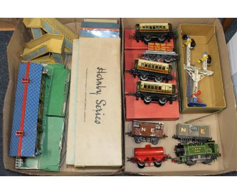 Hornby O gauge model railways to include an electric 0-4-0 electric locomotive 2162 LNER green, Pullman coaches Asonia, Niore