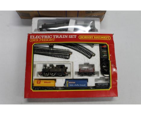 Hornby OO gauge model railway R783 GWR Freight electric train set with 0-4-2 tank locomotive 1466 BR green, various loose rol
