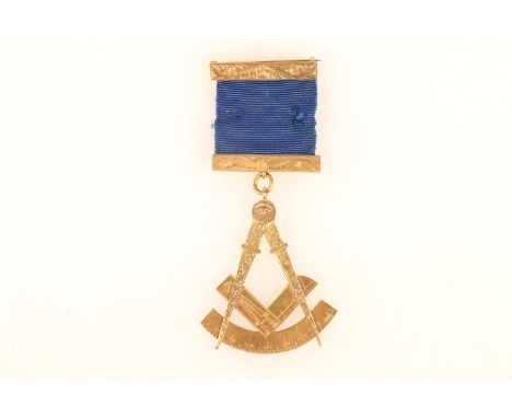 9ct gold Masonic jewel of compass form, inscribed verso 'LODGE THORNTREE NO512 PRESENTED TO BRO ALEX POSSAR RWM 1945-46', 7g.