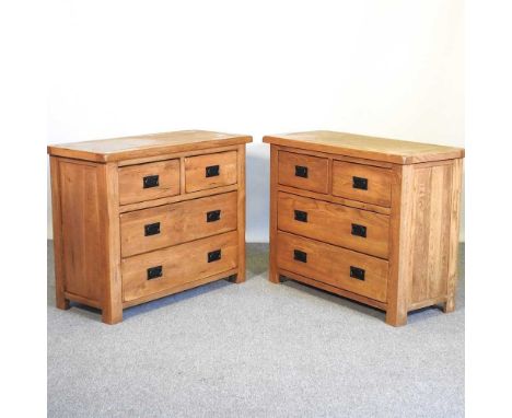 A pair of modern light oak chests of drawers (2)98w x 43d x 77h cm