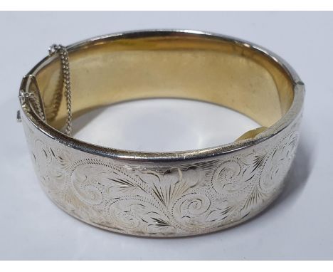 Stunning London 1967 etched wide silver ladies bangle,58 grams 