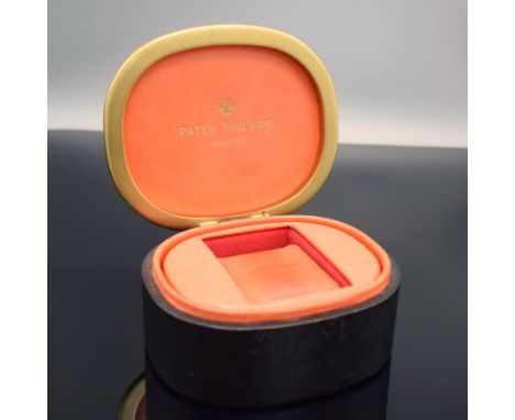 PATEK PHILIPPE Ellipse-förmige Uhrenbox in schwarzem Leder,  1970er Jahre, gold. Rand, innen rotes Leder, M. ca. 6 x 13 x 11 