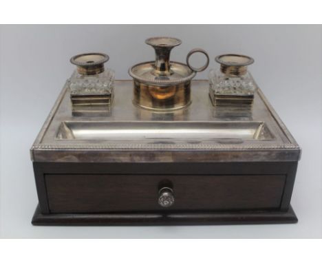 AN EARLY 20TH CENTURY SHEFFIELD PLATE STANDISH OF GEORGIAN DESIGN, the top with pen tray, a pair of cut inkwells, and a taper