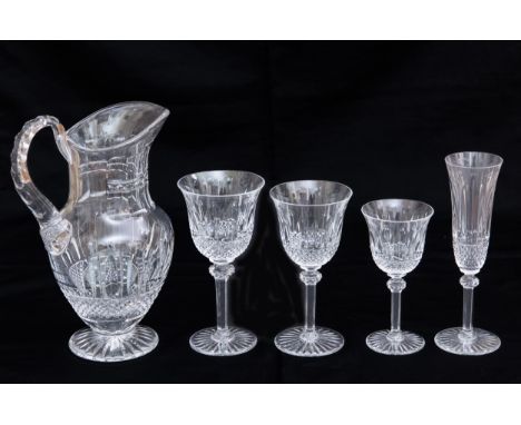 The service for 12 people has 49 pieces and is composed as follows: 12 white wine glasses; 12 red wine glasses; 12 water glas