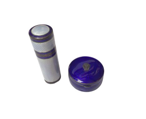 Antique silver and enamel etui of cylindrical form with cover containing a silver thimble and wooden cotton reels, 7cm (Londo