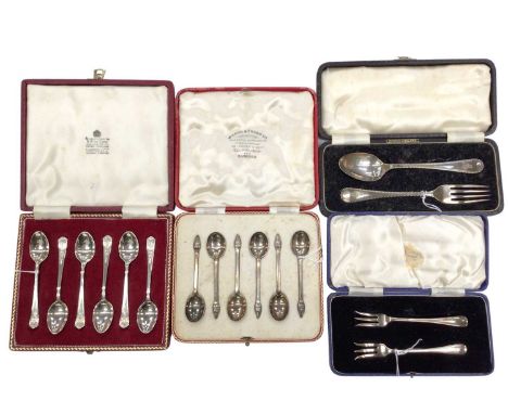 Set of six Elizabeth II silver tea spoons in a fitted case, (Sheffield 1962), together with another cased set of six silver s