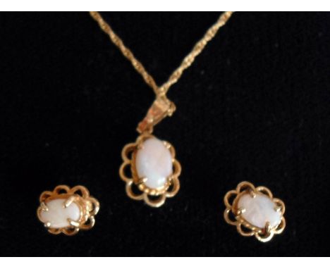 A 9ct gold and opal pendant chain with matching earrings, 1g 