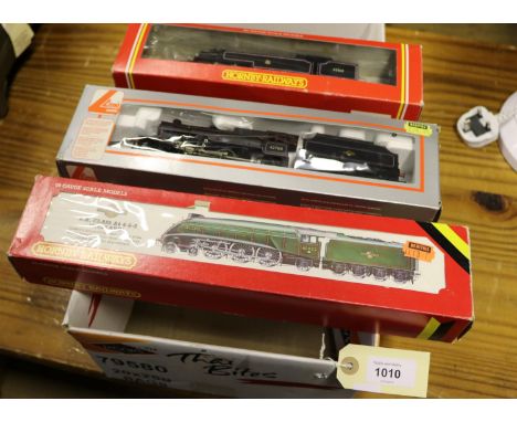 3x OO gauge BR locomotives. A Hornby Railways Class A4 4-6-2 loco, Mallard 60022, in lined Brunswick Green livery (R350). A H