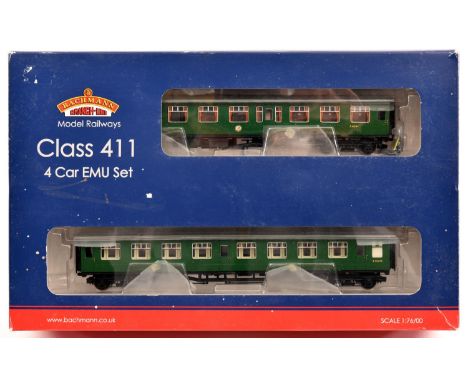 A Bachmann Branchline OO gauge SR Class 411 4-car EMU Set (31-426). Comprising of a powered car, a full third coach, composit
