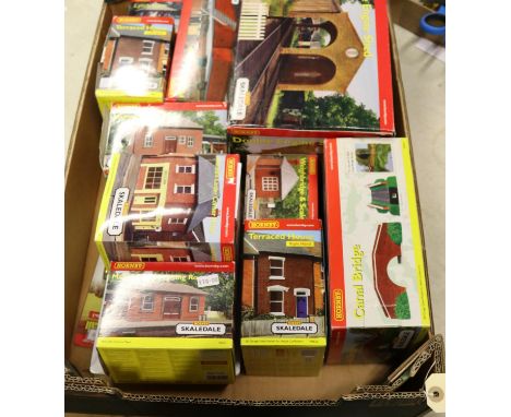 A quantity of Hornby Railways Skaledale items. Double Engine Shed. Canal Bridge. Weighbridge &amp; Scales. Terraced House. Ha