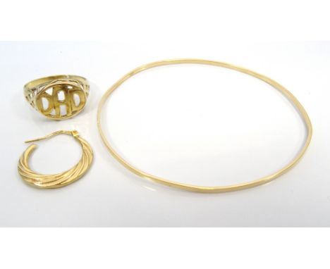 SMALL SELECTION OF NINE CARAT GOLD JEWELLERYcomprising a bangle, a ring with pierced 'DAD' decoration, ring size T-U, and a s