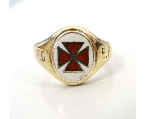 KNIGHTS TEMPLAR NINE CARAT GOLD MASONIC RING the central white enamel plaque with red cross and flanked by the initials P.D. 