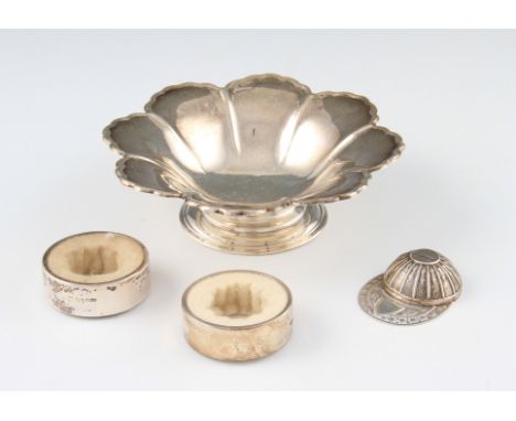 A lot to include a silver novelty caddy spoon in the shape of a cap, hallmarked Sheffield 1988, weight approx. 11g, a silver 