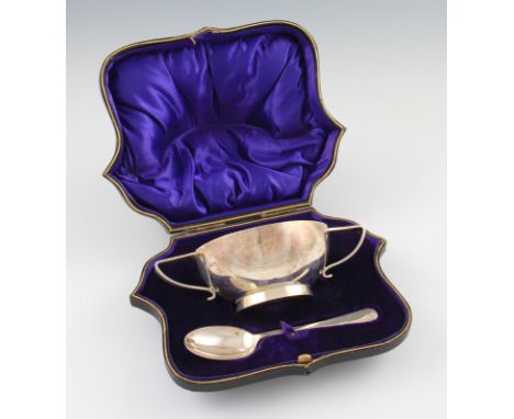 A boxed silver porringer and spoon set, both hallmarked Sheffield 1915, with makers marks for William Hutton & Sons Ltd., hou