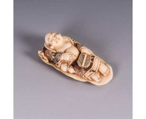 Elfenbein Netsuke - Hotei auf Blatt    Signiert.                    L 6 cm.                Entspannt auf einem Lotosblatt lie