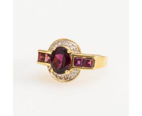 Ring mit Granaten und Diamanten                Gelbgold 585/14 K gestempelt.        Granat ca. 1,54 ct. Carrésteine zus. ca. 