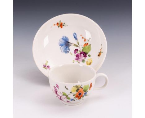 Tasse mit Blumenmalerei    Den Haag oder Ansbach.        Storchenmarke, Den Haag oder Ansbach, um 1800.                    Po