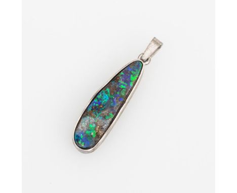 Anhänger mit Boulder-Opal                Silber 925 gestempelt.        3,5 x 0,8 cm.        2,8 g.                Leuchtende 
