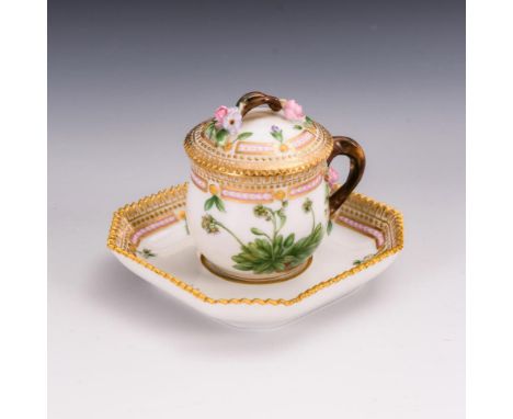 Deckeltasse "Flora Danica"    Royal Copenhagen.        Wellenmarke und Stempelmarke, bis 1893, 1. Wahl.        Dänemark.     