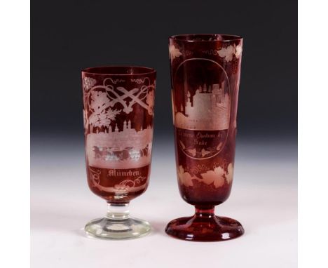 2 Ansichtenpokale    2. H. 19. Jh.        Böhmen.                    Farbloses, rot gebeiztes Glas, Mattschliffdekor.        