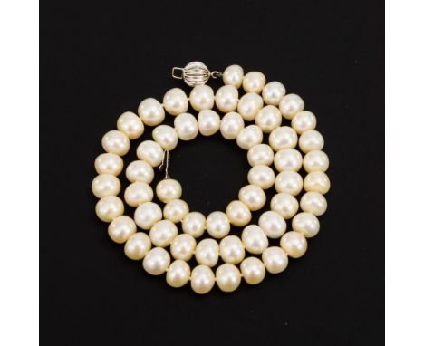 Kurze Zuchtperlenkette                Weißgold 14 k gestempelt.        L 44 cm. Perlen Ø 7 mm.        40,2 g.                