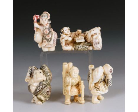 5 Netsuke  Elfenbein    Signiert.                    H ca. 4,5 cm.                Tanzender Hotei / Bärtige Figur mit Sack, P