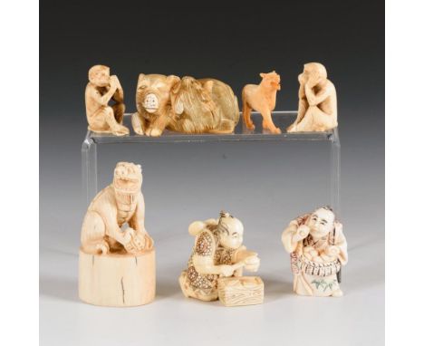 7 Kleinteile aus Bein und Elfenbein                Wohl 4x Bein und 3x Elfenbein.        2,5 bis 6 cm.                Stempel