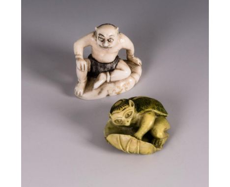 2 Elfenbein Netsuke - Wassermenschen    Signiert.                    H 2 und 4 cm.                Kappa mit Schildkrötpanzer 