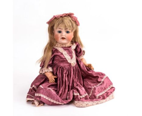 Babypuppe mit blonder Perücke    Kämmer &amp; Reinhardt.        Gemarkt "X K &amp; R 22 Germany 9".        An der Kopfkrone d