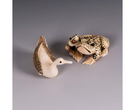 2 Elfenbein Netsuke - Wasservogel und Kröten    Signiert.                    H 3 cm.                Sitzender Vogel mit lange