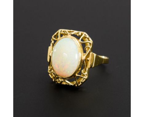 Ring mit Opal                Gelbgold 585 gestempelt.        Opal ca. 4,30 ct. Ringgröße 60.        5,85 g.                Za