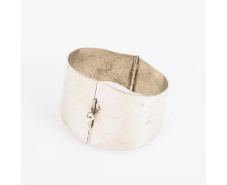 Designer-Armreif                Silber 835 gestempelt. Punze: K&amp;L.        Ø 6 cm. B 2,5 - 4,5 cm.        50,5 g.         