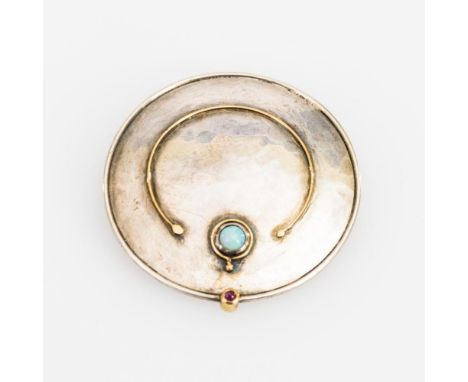 Moderne Designer-Brosche mit Opal                Silber 925 gestempelt. Punze ungedeutet.        Ø 3,5 cm.        9,2 g.     
