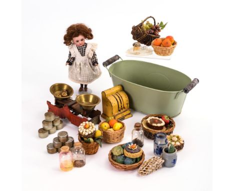 Kaufladenzubehör und kleine Porzellankopfpuppe    Simon &amp; Halbig / K &amp; R.        Gemarkt "Halbig K &amp; R 21".      