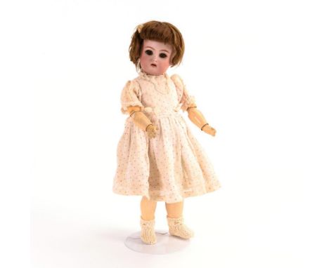 Zierliche Mädchenpuppe    Kämmer &amp; Reinhardt.        Gemarkt "L S &amp; H K &amp; R 20".        Um 1900.                 