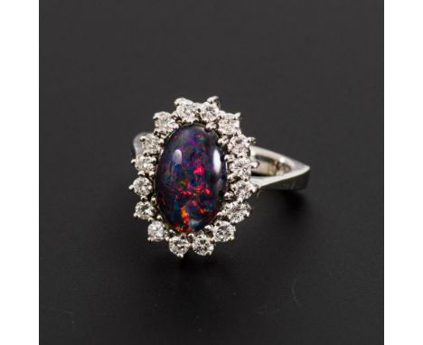 Entourage-Ring mit Opal-Doublette und Brillanten                Weißgold 585 gestempelt.        Brillanten zus. 0,65 ct. Ring