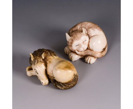 2 Elfenbein Netsuke - Pferd und Katze    Signiert.                    H 3 cm.                Naturalistische Darstellung von 