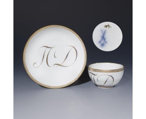 Marcolini-Monogramm-Tasse, Untertasse    Meissen.        1774-1814.                    Höhe: 4,5 cm, ø 14 cm.                