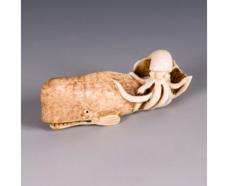 Elfenbein Netsuke - Wal und Tintenfisch    Signiert.                    L 6,5 cm.                Pottwal mit fein gravierter 
