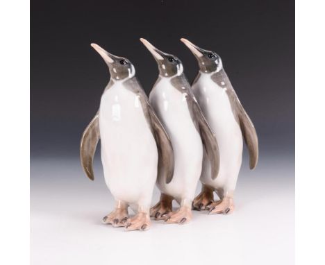 Jugendstil-Plastik: Drei Pinguine    Royal Copenhagen.        Wellenmarke und Stempelmarke, 1897-1922.        Monogrammiert "