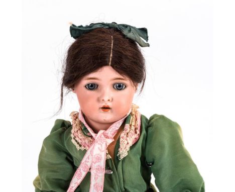 Zierliche Mädchenpuppe    Simon &amp; Halbig.        Gemarkt "S &amp; H / K &amp; R 46".        Um 1900.                    B