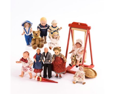 Puppenschaukel, 10 Puppenstubenpuppen und kleiner Teddy    Meist ungemarkt.        Verschiedenen Alters.                    B