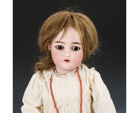 Mädchenpuppe    Simon &amp; Halbig.        Gemarkt "Simon &amp; Halbig K &amp; R 58", "W" auf der Stirn.        Um 1900.     