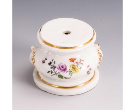 Barocker Sockel mit Blumenmalerei    Meissen.        Ungemarkt, um 1740/50.                    Polychrom bemalt, goldstaffier