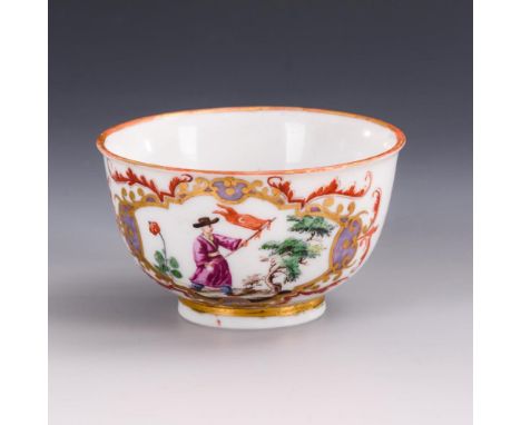 Barockes Koppchen mit Chinoiseriemalerei    Ungemarkt, wohl Meissen, 2. H. 18. Jh.                    Polychrom bemalt, golds