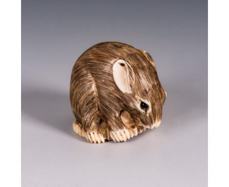 Elfenbein Netsuke - Ratte    Signiert.                    H 3,5 cm.                Tier mit eingerolltem Schwanz, an etwas na
