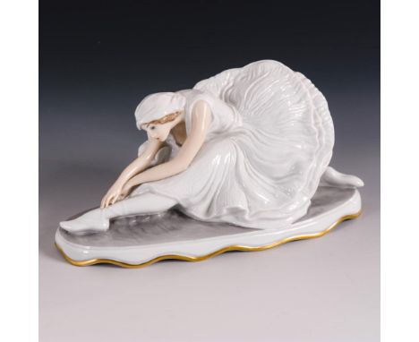 "Sterbender Schwan"    Rosenthal.        Marke Kunstabteilung Stammwerk Selb, 1934.        Bezeichnet.        Modell-Nr.: K 5